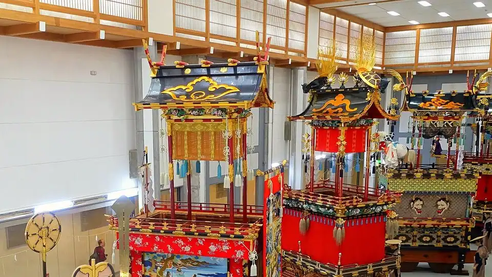 宵宮に揃った 8 基の山車(イメージ写真)