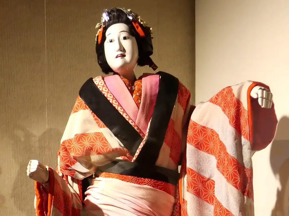 おやまの上での人形繰り奉納（イメージ写真）