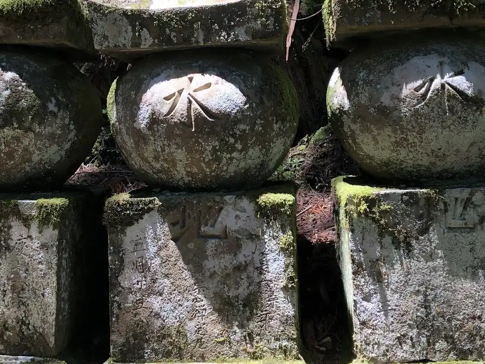 祇園寺・波々伯部神社の墓地と中央の石碑（イメージ写真）