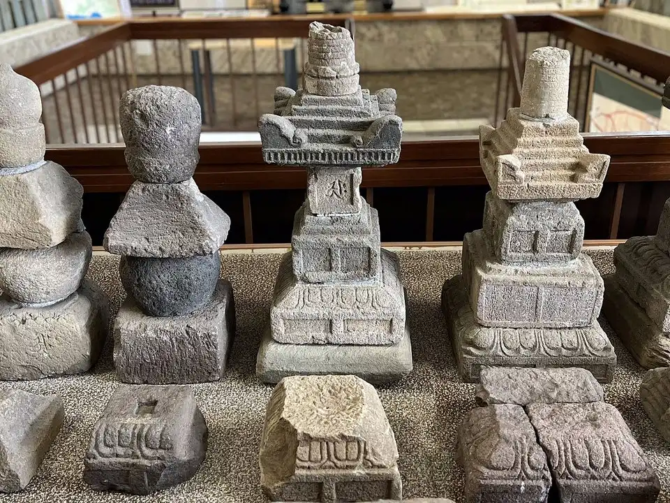 神社裏庭の裏面墓標（土蔵の下あたり）（イメージ写真）