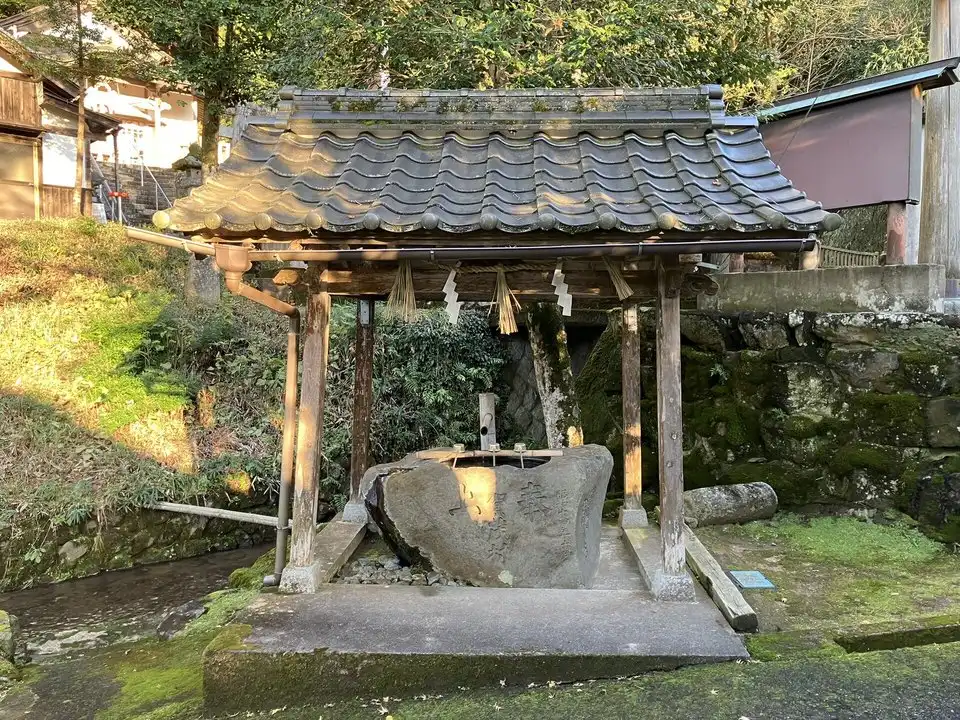 手水舎の水盤と龍の水口（イメージ写真）