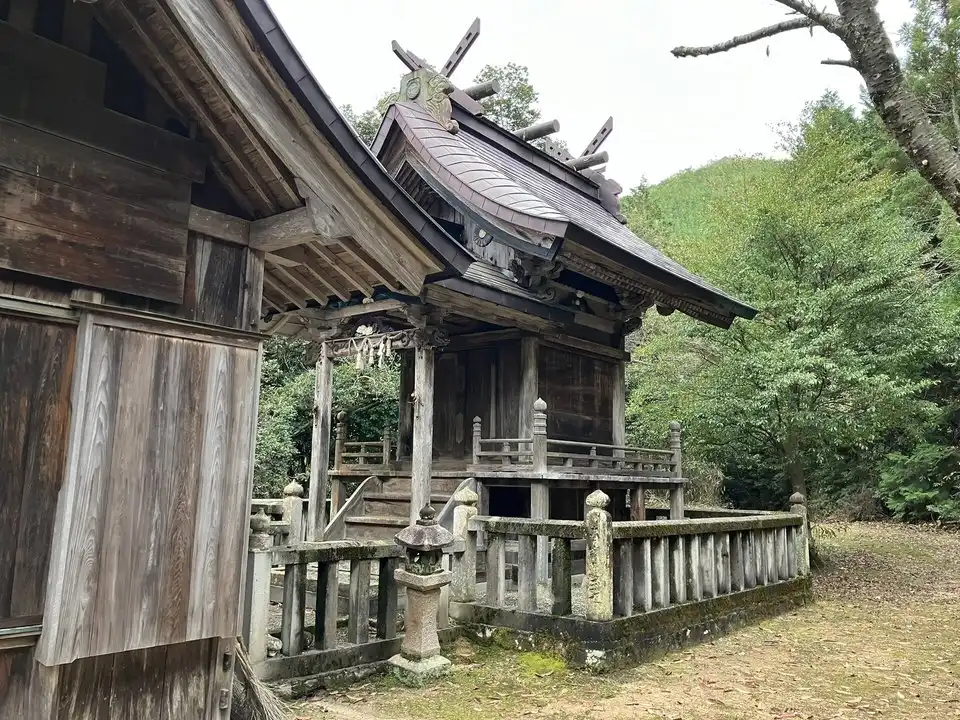 本殿と中井権次一統の彫刻（イメージ写真）
