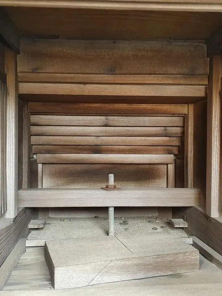 燃え残った祇園寺の掛札（イメージ写真）
