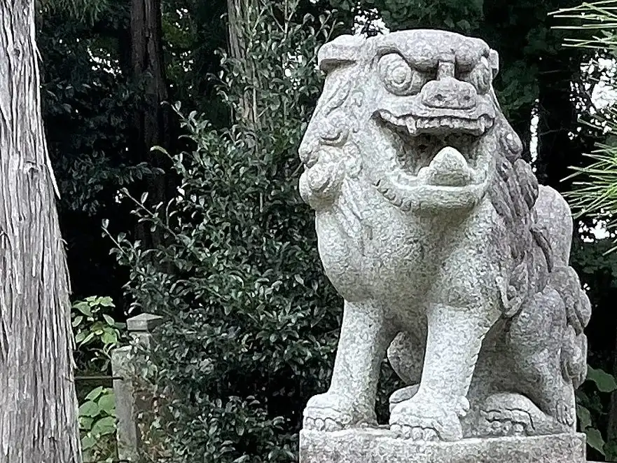 鳥居前の石製の狛犬と獅子（一対）（イメージ写真）