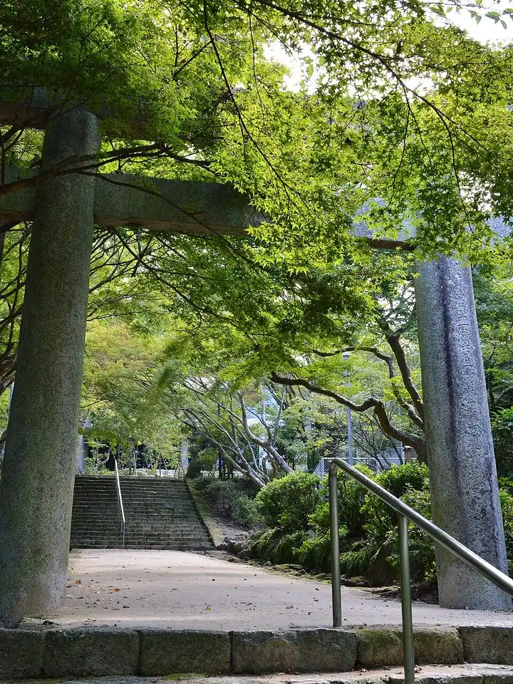 青銅の大鳥居と柱の刻字（イメージ写真）